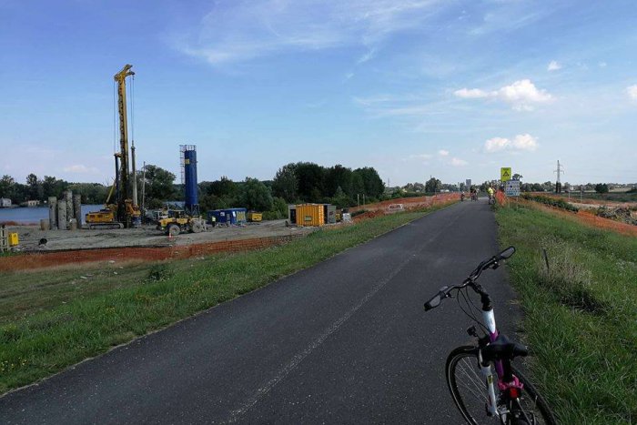 Ilustračný obrázok k článku Petržalskú hrádzu čaká oprava asfaltového povrchu. Obmedzí chodcov, cyklistov aj korčuliarov