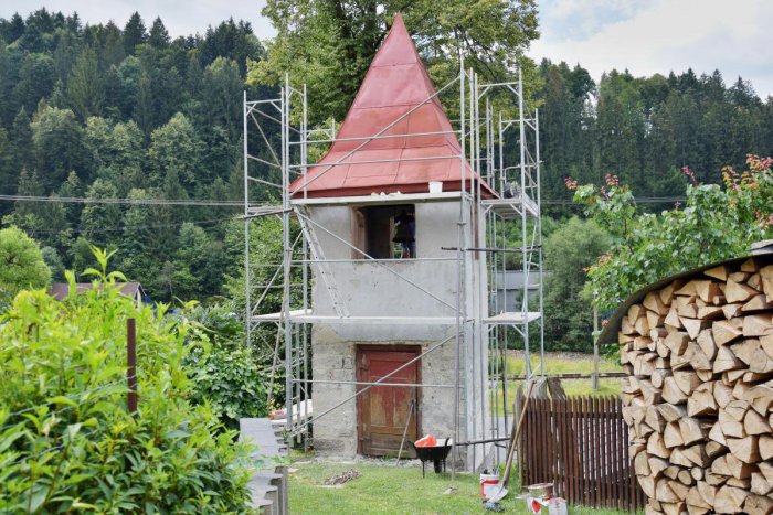 Ilustračný obrázok k článku Mesto renovuje zvoničku v Bujakove. Ľuďom hlásila pohreb i požiar