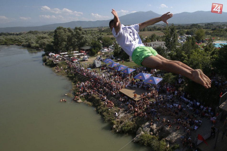 Ilustračný obrázok k článku KURIOZITA DŇA: Toto si žiada poriadnu dávku odvahy, tradičná súťaž v skoku z mosta