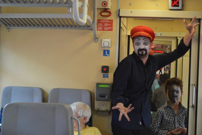 Ilustračný obrázok k článku Cestujúci v úžase: Bláznivá premiéra v Rajeckej Anči na FOTKÁCH