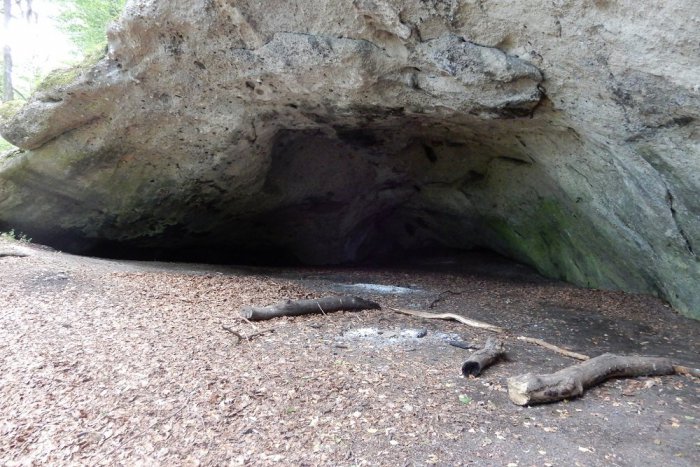 Ilustračný obrázok k článku Jaskyňa Dúpna pri Humennom: Ako vznikli na jej strope obrie hrnce?