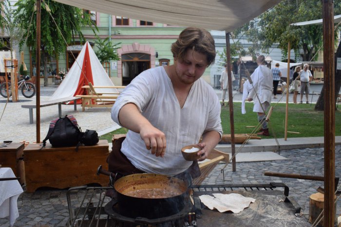 Ilustračný obrázok k článku Šéfkuchár stredovekej kuchyne v Trenčíne: TÁTO bizarná kombinácia chutí vás prekvapí! VIDEO, FOTO