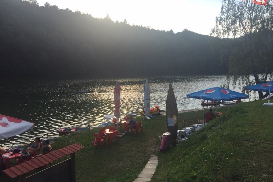 Ilustračný obrázok k článku Na Ružíne je stále zákaz kúpania, kvôli premnoženým siniciam