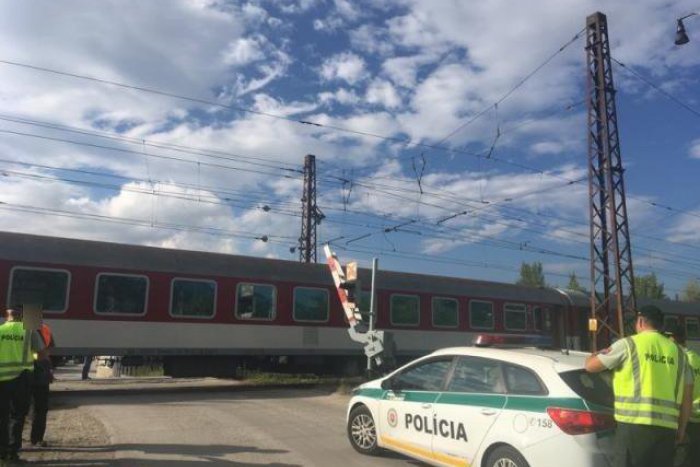 Ilustračný obrázok k článku Na železničných priecestiach išlo o život: Týždeň v znamení zrážok vlakov s autami