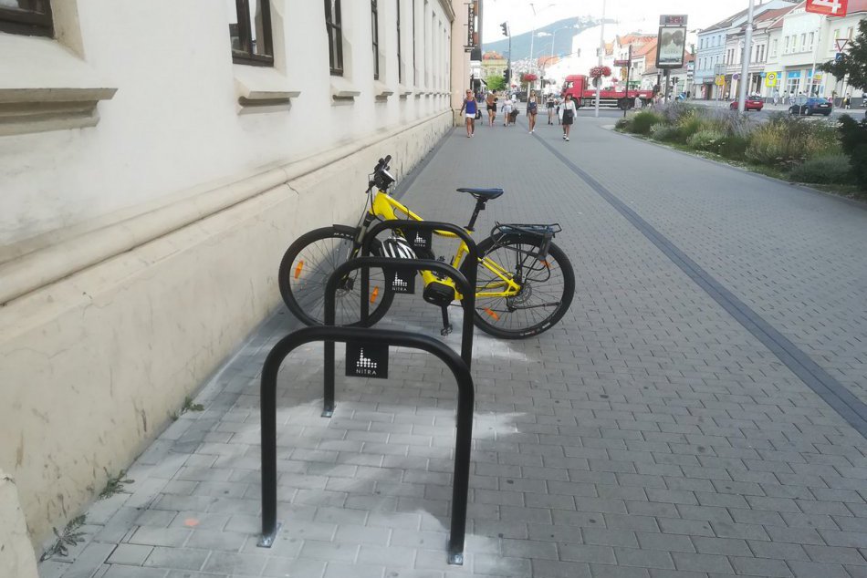 Ilustračný obrázok k článku V Nitre pribúdajú nové stojany na bicykle: Mesto začalo s ich osádzaním, FOTO