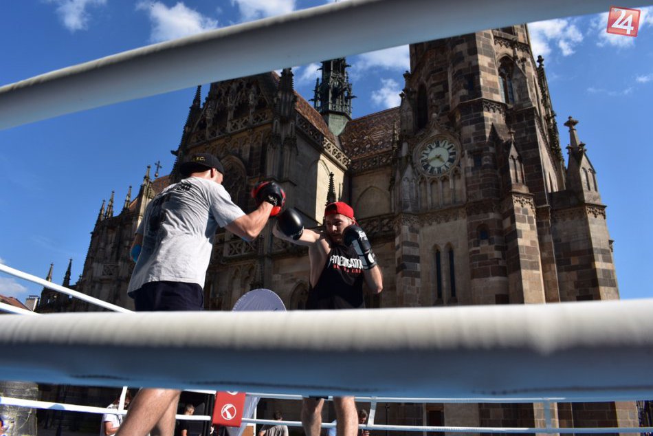 Ilustračný obrázok k článku VIDEO: Boxerský ring po roku opäť ovládol centrum Košíc