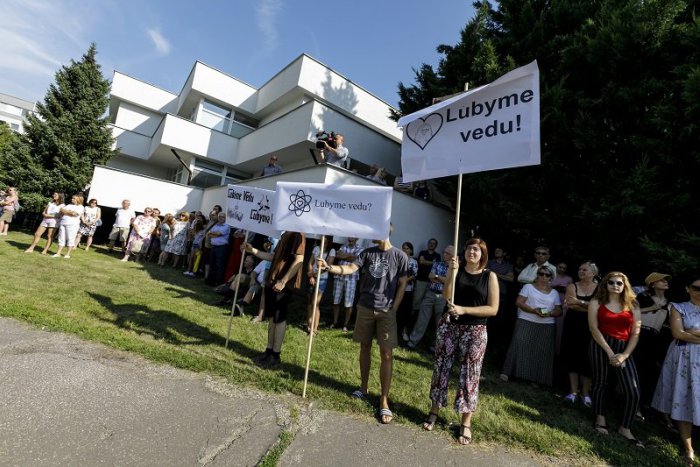 Ilustračný obrázok k článku Okolo 600 vedcov v Bratislave a v Košiciach prišlo vyjadriť podporu SAV