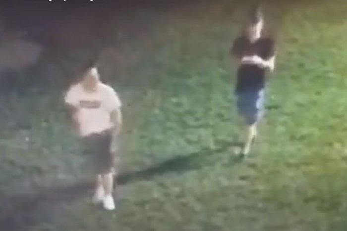 Ilustračný obrázok k článku VIDEO: Ozbrojené lúpežné prepadnutie v bystrickom parku. Nespoznávate mladíkov na záberoch?