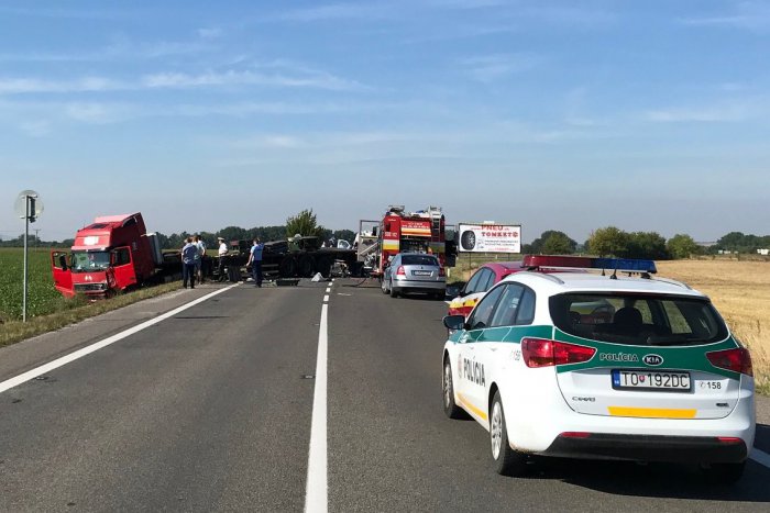 Ilustračný obrázok k článku Tragédia pri Topoľčanoch: BMW vrazilo do ťahača, vodič (†30) nehodu neprežil