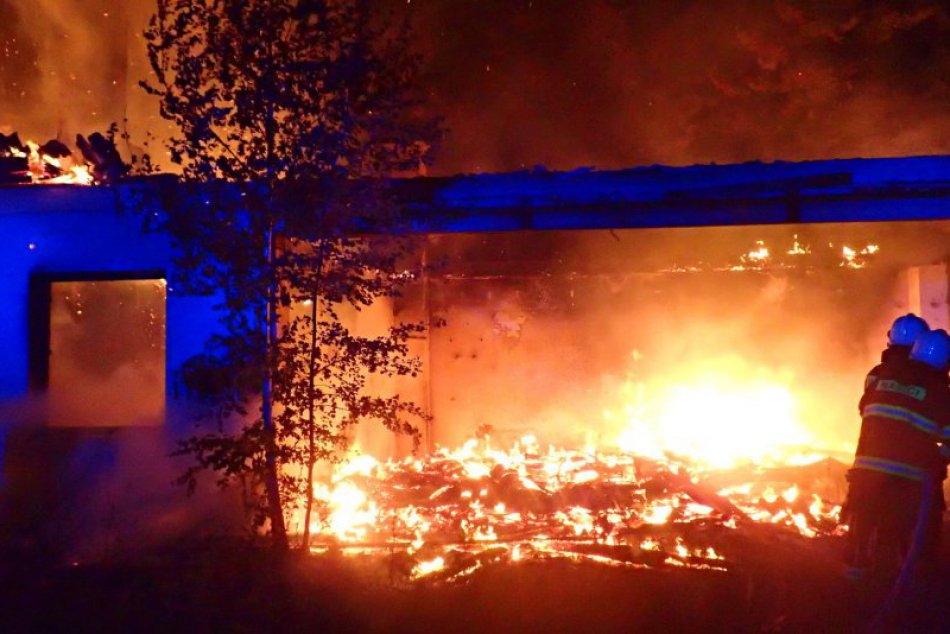 Ilustračný obrázok k článku Požiar budovy nad Rakovnicou: Zasahovali dobrovoľníci aj profesionáli, FOTO