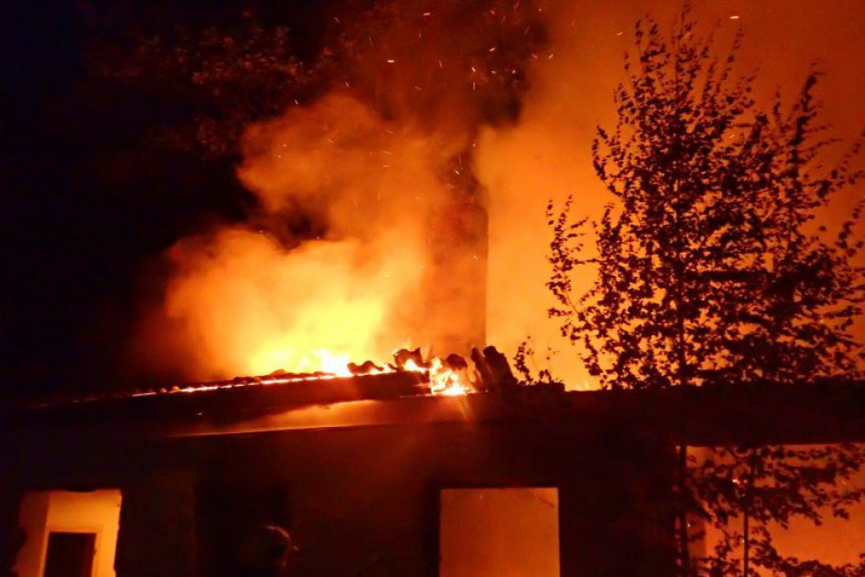 Ilustračný obrázok k článku Nočný požiar v dedinke pri Bystrici: Plamene zachvátili strechu rodinného domu