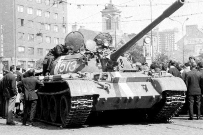 Ilustračný obrázok k článku Spomienky Mariána (74) na pohnutú históriu: V Považskej mieril tank na budovu ONV