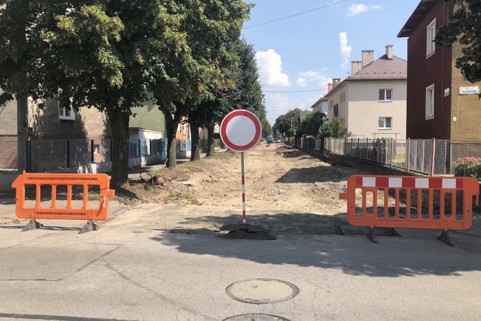 Ilustračný obrázok k článku VIDEO: Rekonštrukcia ulice Zgútha Vrbického. Do kedy potrvajú práce?