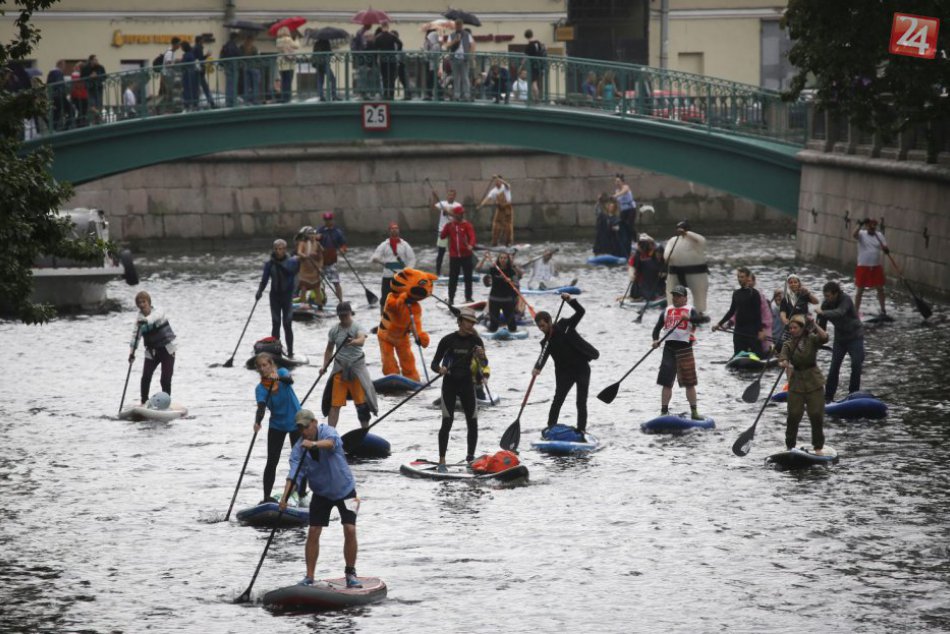Ilustračný obrázok k článku KURIOZITA DŇA: Rieku v Petrohrade zaplnili stovky surferov