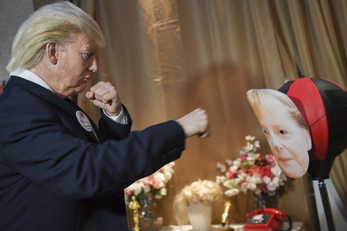 Ilustračný obrázok k článku KURIOZITA DŇA: Keď Donald Trump boxuje do Angely Merkelovej