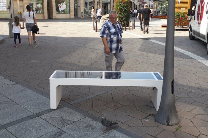 Ilustračný obrázok k článku Novinka v Ružomberku: V centre mesta pribudla prvá inteligentná lavička