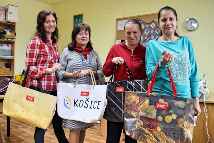 Ilustračný obrázok k článku Ženy z krízových  centier Dorka vyrábajú originálne tašky