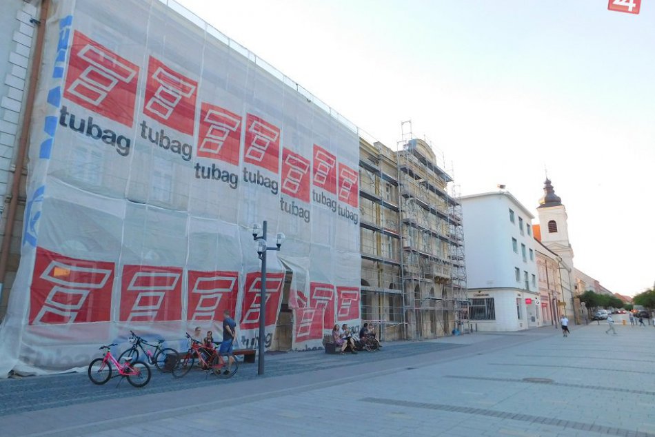 Ilustračný obrázok k článku Divadlo so zahalenou tvárou: V Trnave sa začala rekonštrukcia fasády, FOTO