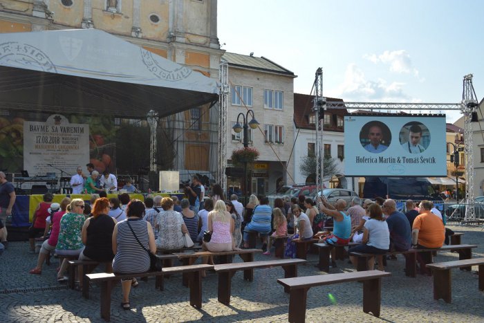 Ilustračný obrázok k článku Atmosféra na Mariánskom námestí: Varí sa, draží sa a ochutnáva sa, FOTO