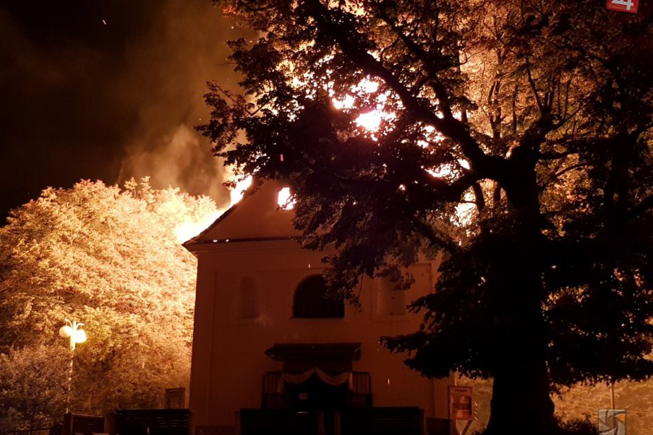 Ilustračný obrázok k článku Požiar kaplnky považskobystrickým objektívom: FOTO a VIDEO od plameňov k následkom