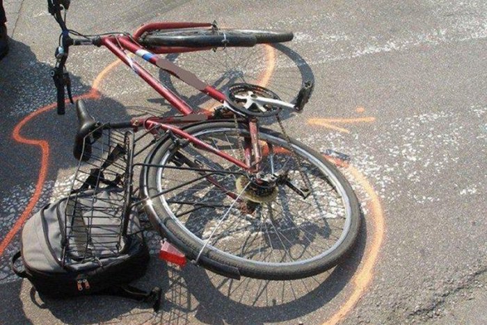 Ilustračný obrázok k článku Nákladné auto pri cúvaní narazilo do cyklistu, utrpel ťažké zranenia