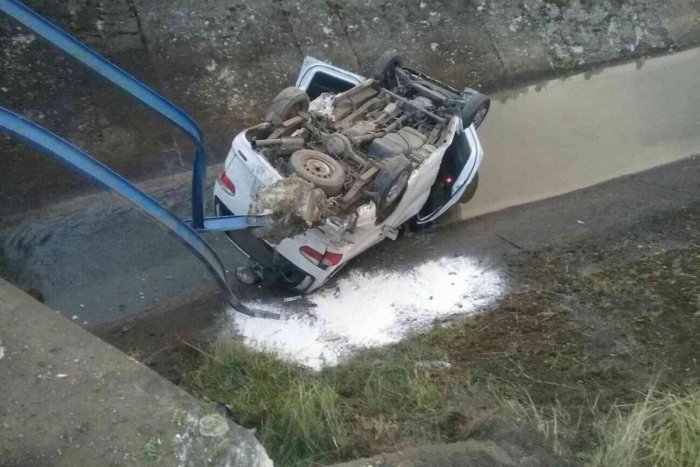 Ilustračný obrázok k článku Dopravná nehoda v L. Trnovci: Päťčlenná posádka skončila s autom v potoku