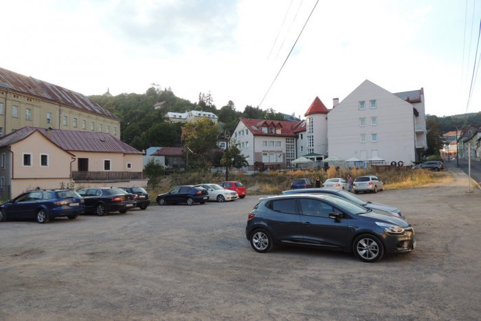 Ilustračný obrázok k článku Dobrá správa pre domácich aj turistov: Nové parkovanie v Štiavnici