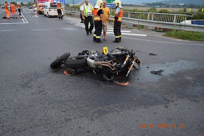Ilustračný obrázok k článku Vážna nehoda mladého motorkára (27): Policajti z Trenčína žiadajú o pomoc, FOTO