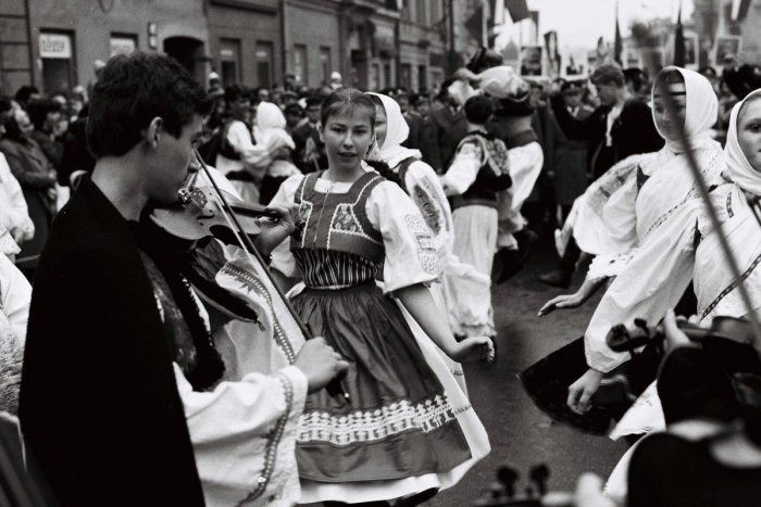 Ilustračný obrázok k článku Lahôdka pre milovníkov tradícií. V Bystrici predstavia unikátne fotografie krojov regiónu
