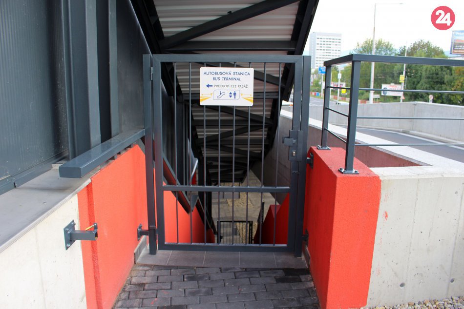 Ilustračný obrázok k článku Bystričania, HLASUJTE: Aký máte názor na zamykanie schodov na autobuske?