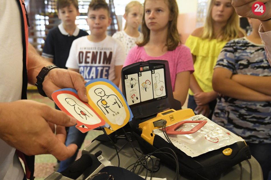 Ilustračný obrázok k článku Žiaci ZŠ Novomeského v Trenčíne sa vyznamenali: Pre školu vyhrali nielen defibrilátor