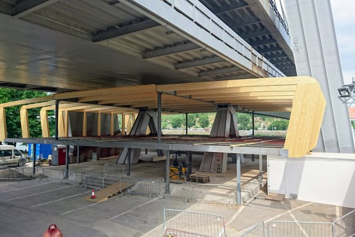 Ilustračný obrázok k článku Kritizovaná stavba pod Mostom SNP je naďalej zastavená