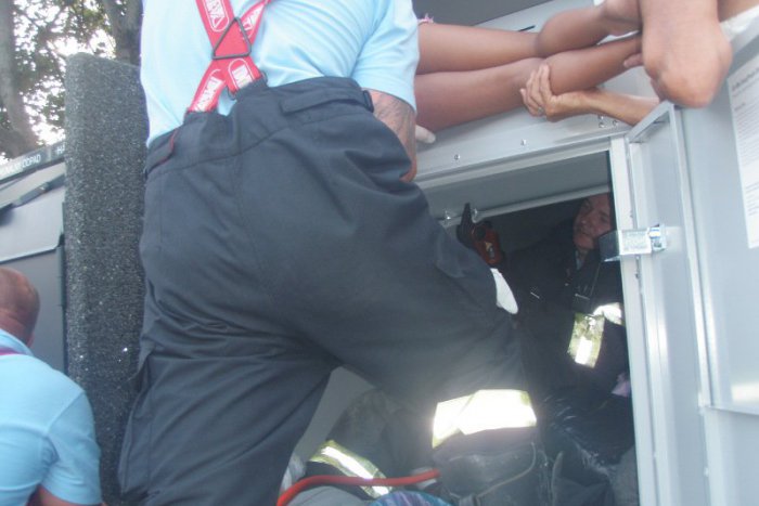 Ilustračný obrázok k článku Polícia i hasiči zo Zámkov pri kurióznom prípade: Dievča sa zaseklo v kontajneri