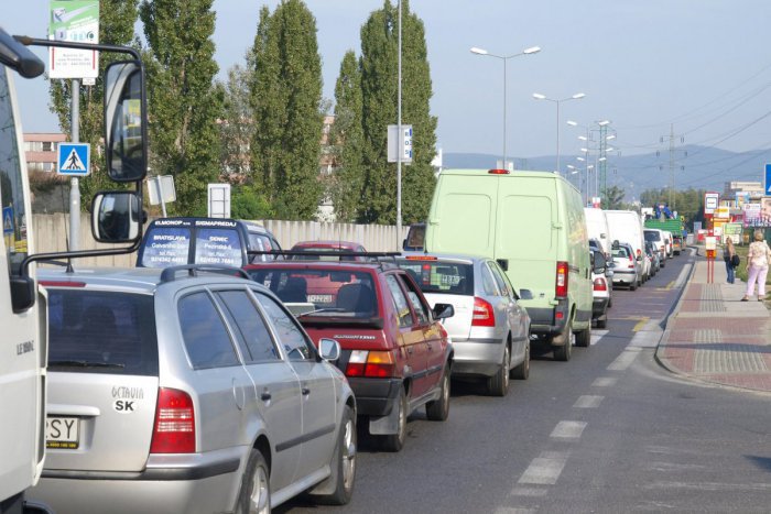 Ilustračný obrázok k článku V Bratislave a okolí hlásia vodiči nehody, kolóny a zdržanie do 50 minút