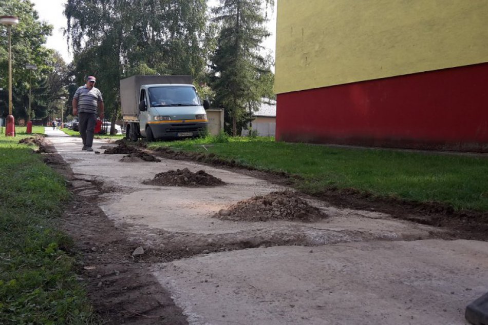 Ilustračný obrázok k článku Pokračujú opravy chodníkov: Prečo vybrali túto časť Považskej? VIDEO a FOTO