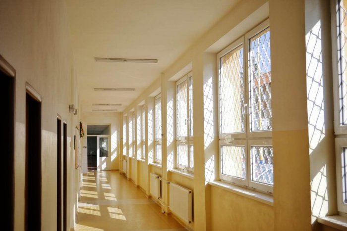 Ilustračný obrázok k článku Na ZŠ Československej armády prebehli práce: Škola má nové okná aj krajší vstup
