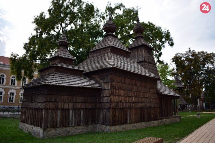 Ilustračný obrázok k článku FOTO: (Ne)správne umiestnený drevený kostolík z Kožuchoviec na pár hodín ožil