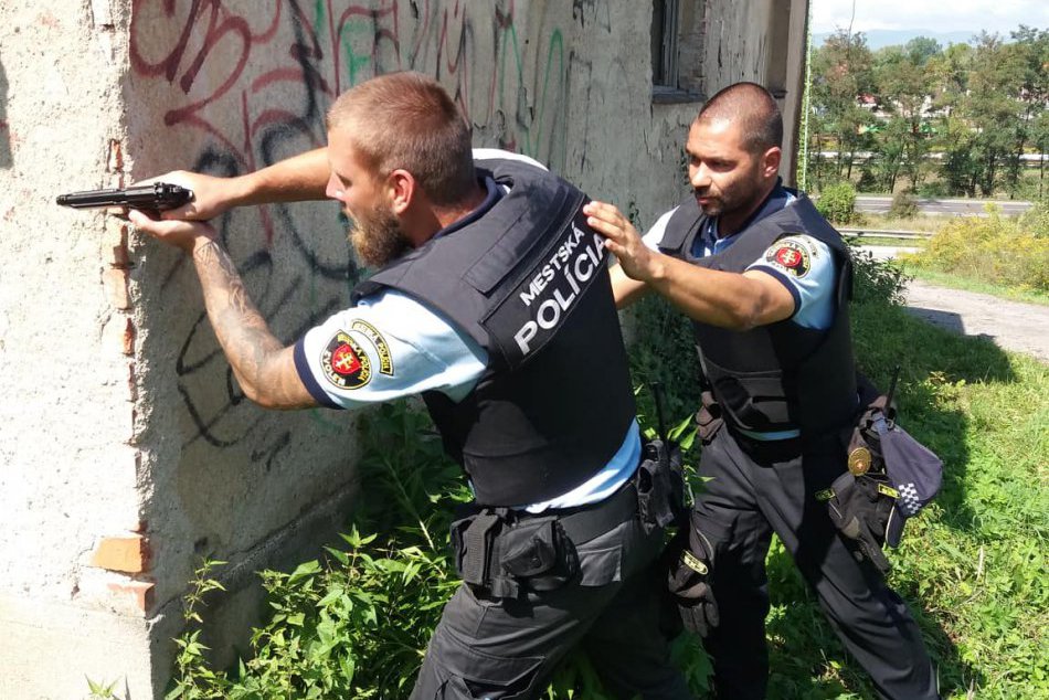 Ilustračný obrázok k článku FOTO: Zvolenskí policajti absolvovali špeciálny výcvik. Čaká ich aj jazykový kurz