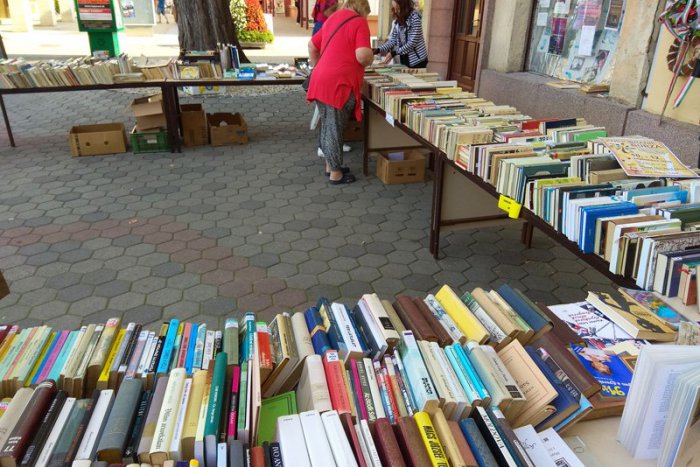 Ilustračný obrázok k článku Zapojíte sa do burzy v centre? Na Hlavnom námestí v Zámkoch prebieha knihobranie