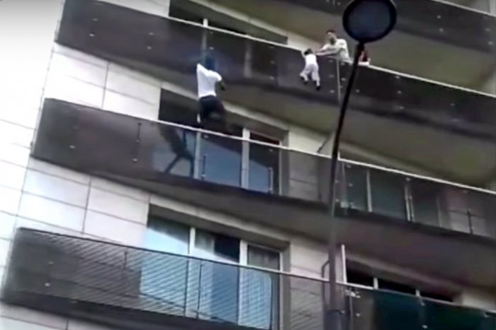 Ilustračný obrázok k článku Imigrant zachránil dieťa z balkóna: Dostal francúzske štátne občianstvo, VIDEO