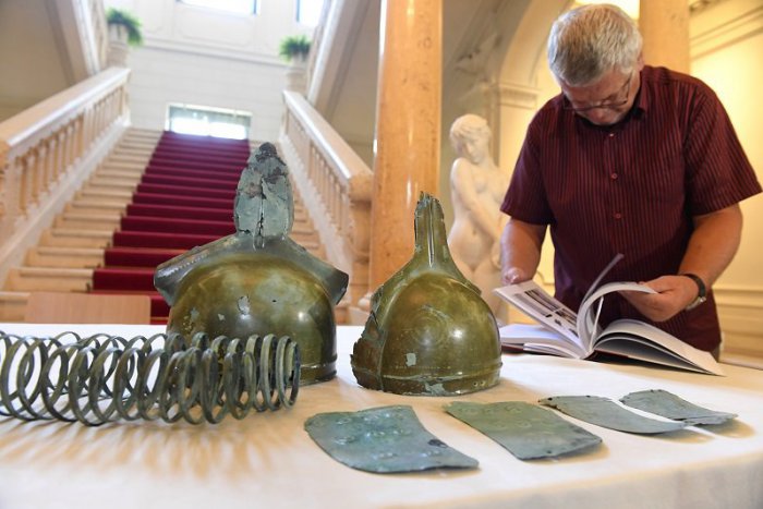 Ilustračný obrázok k článku FOTO + VIDEO: Zbierali huby, našli 3200 rokov staré bronzové prilby!