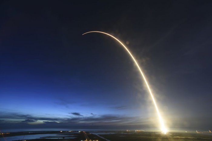 Ilustračný obrázok k článku SpaceX chce preletieť okolo mesiaca: Firma podpísala kontrakt s prvým pasažierom