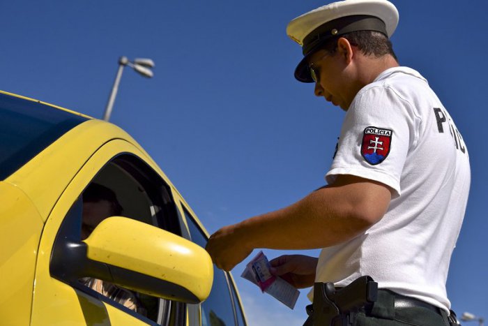 Ilustračný obrázok k článku Polícia RADÍ: Môžete šoférovať len so žiadosťou o vydanie vodičského preukazu?