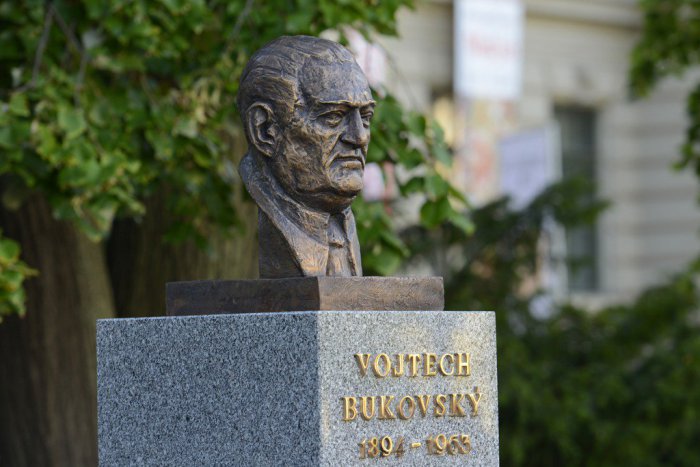 Ilustračný obrázok k článku Na Námestí Maratónu mieru odhalili bustu Vojtecha Bukovského