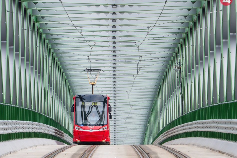 Ilustračný obrázok k článku Električková trať naprieč Petržalkou sa do roku 2023 NESTIHNE dokončiť, tvrdí Remišová