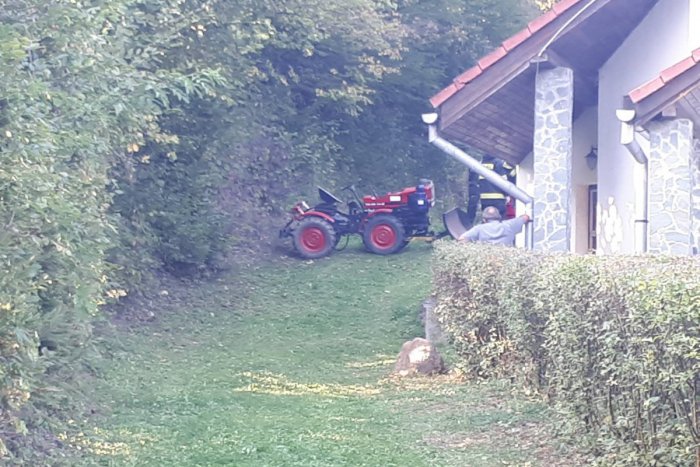 Ilustračný obrázok k článku Smutná správa: V Markuške mladíka zavalil traktor, zraneniam podľahol, FOTO