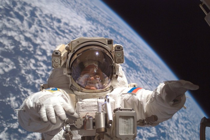 Ilustračný obrázok k článku Trhlina na plášti modulu ISS: Astronauti vystúpia do vesmíru, skontrolujú poškodenie