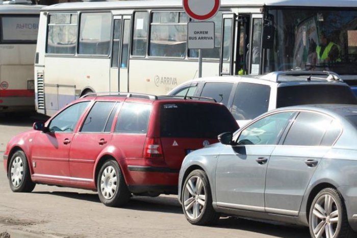 Ilustračný obrázok k článku Preplnené parkovisko pri autobusovej stanici v Nitre: Oprava zatiaľ v nedohľadne
