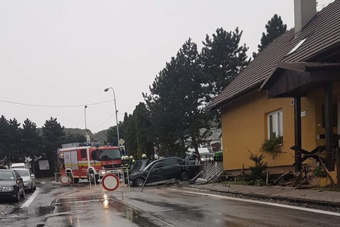 Ilustračný obrázok k článku Hasiči zasahujú v Dúbravke: Auto vrazilo do verejného osvetlenia a rodinného domu