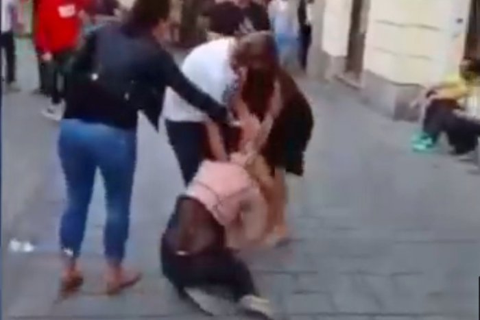 Ilustračný obrázok k článku SVET O SLOVENSKU: Dievčatá sa pobili priamo na ulici, VIDEO